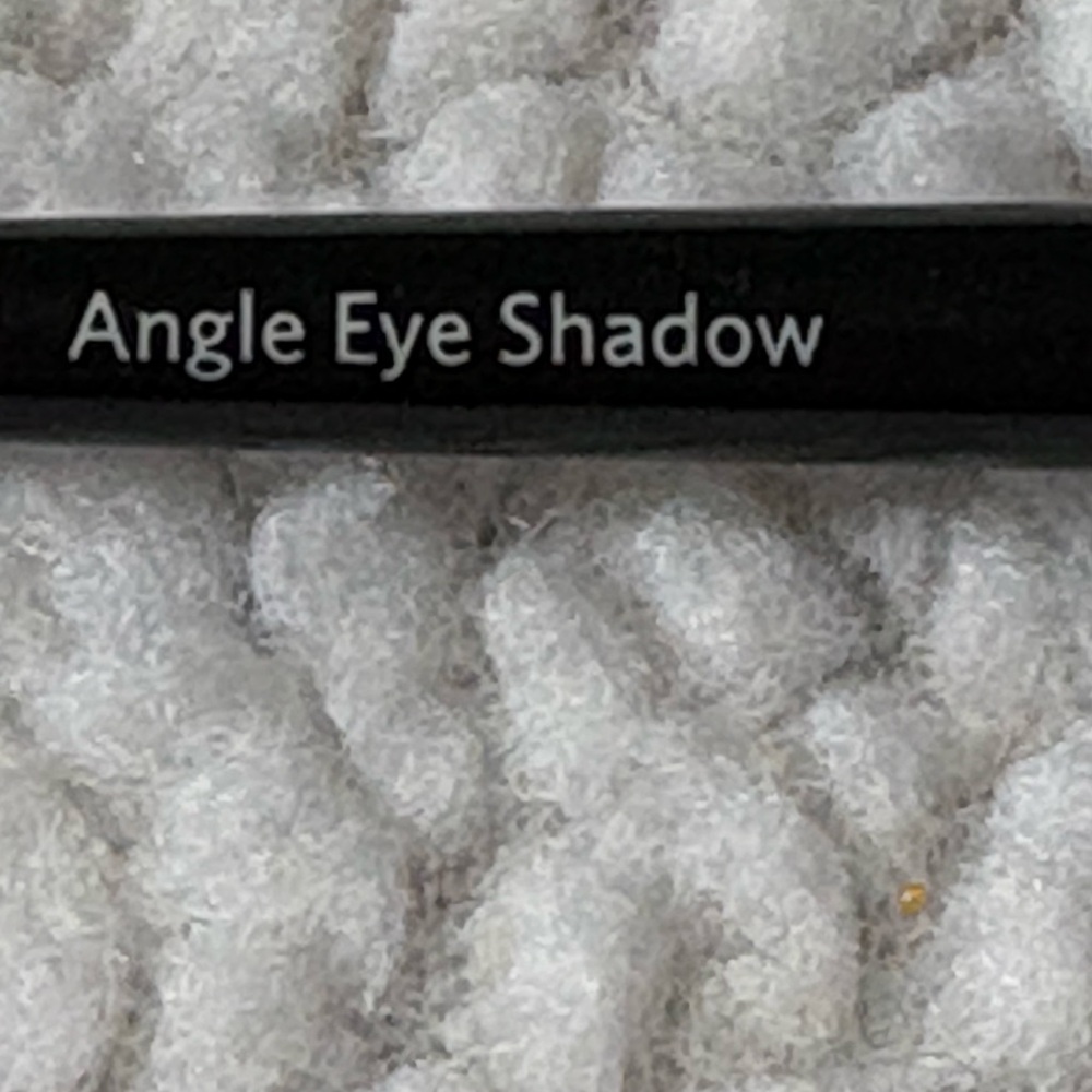 Bobbi Brown Angle Eye Shadow Brush - Picture 7 of 7